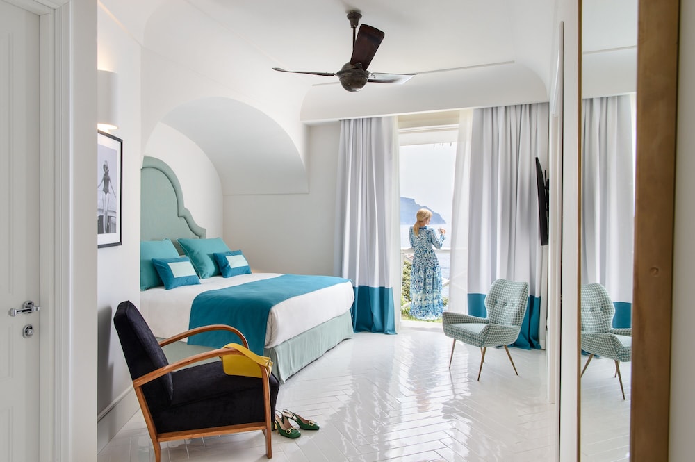 EXECUTIVE, SUITE