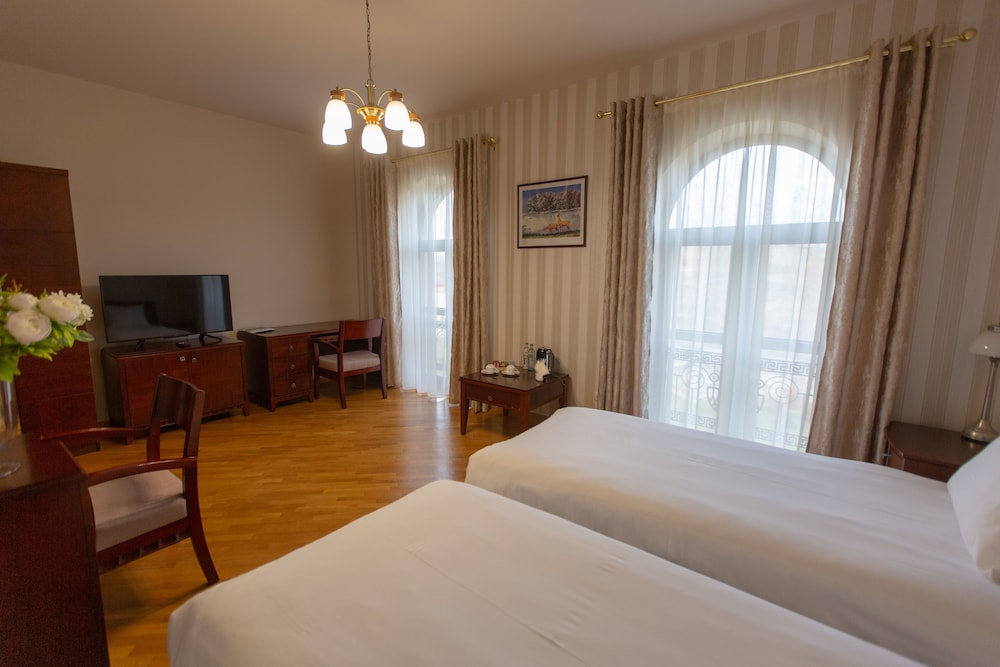 Latar Hotel Complex 19/67