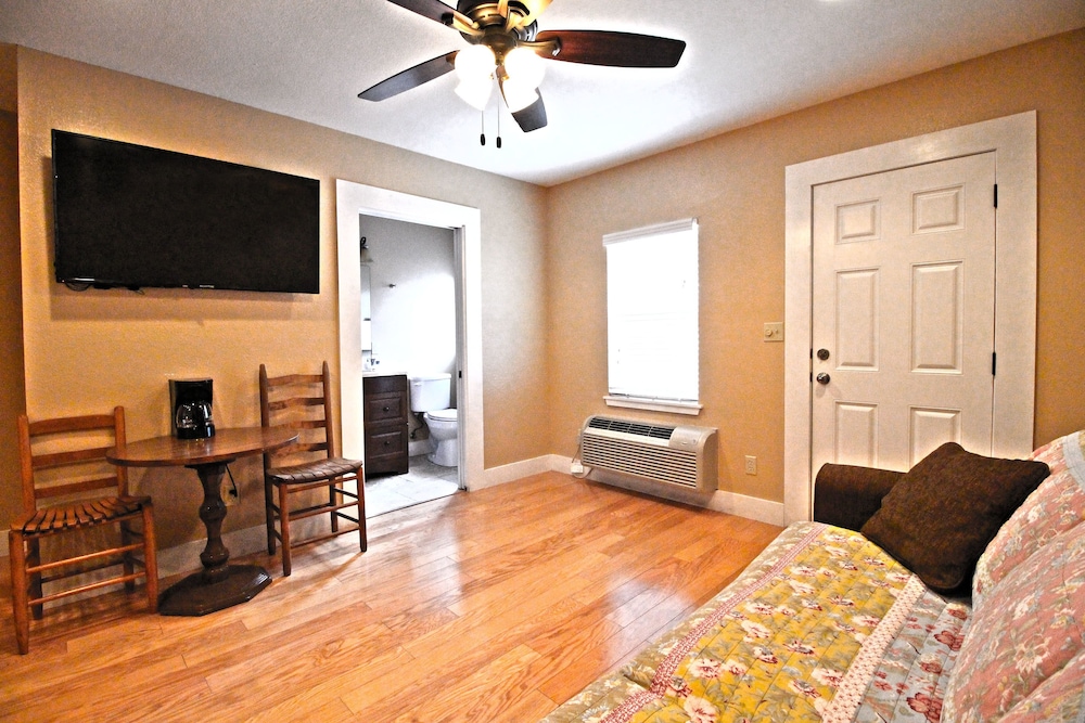 Peach Tree Inn & Suites 44/67