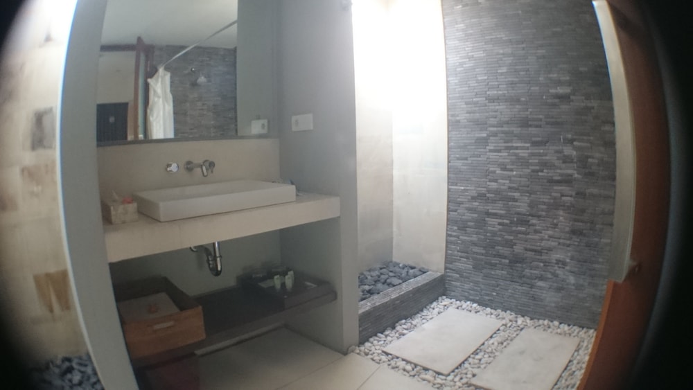 Ayom Suite 42/44