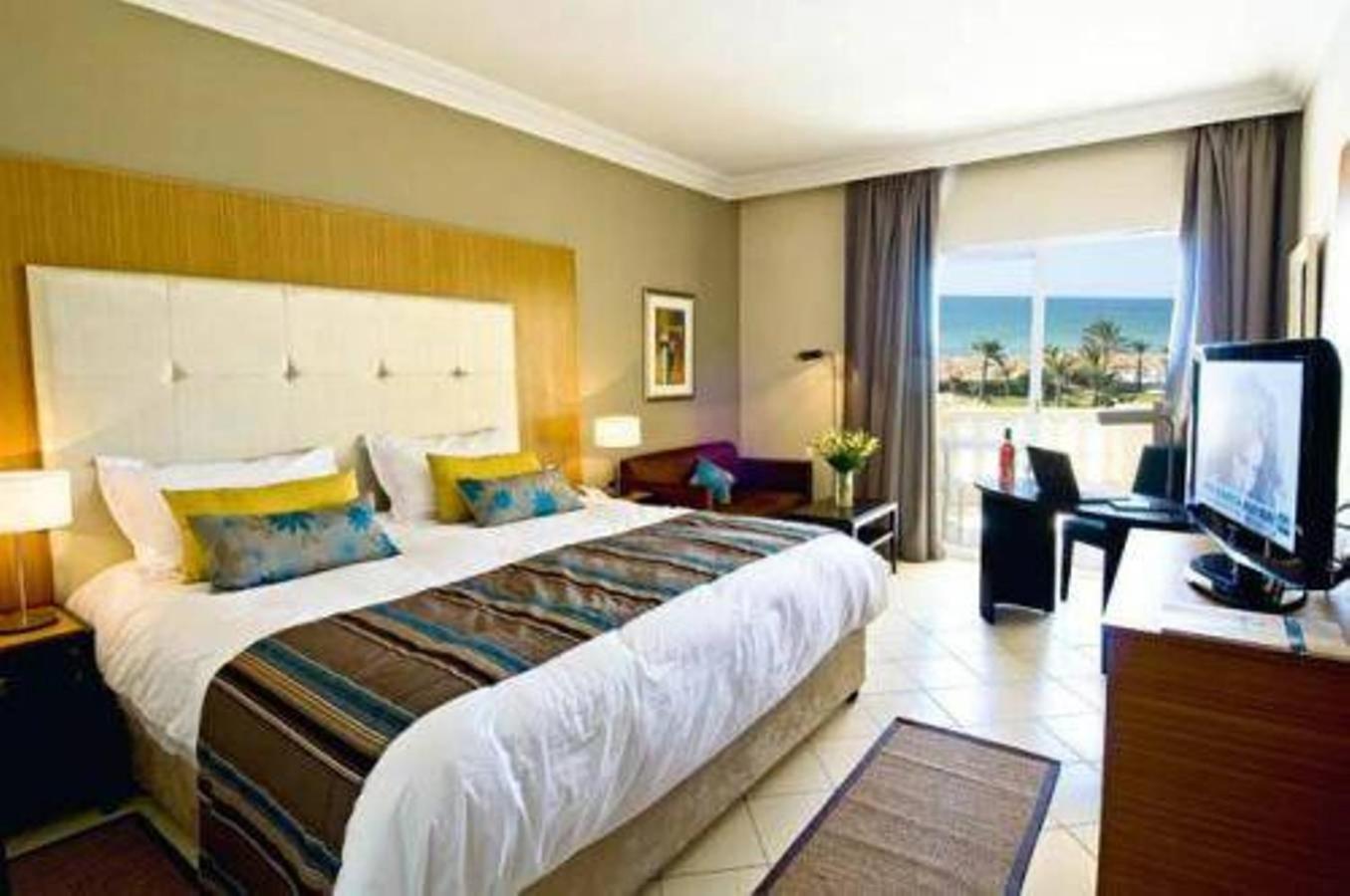 ROOM, SINGLE