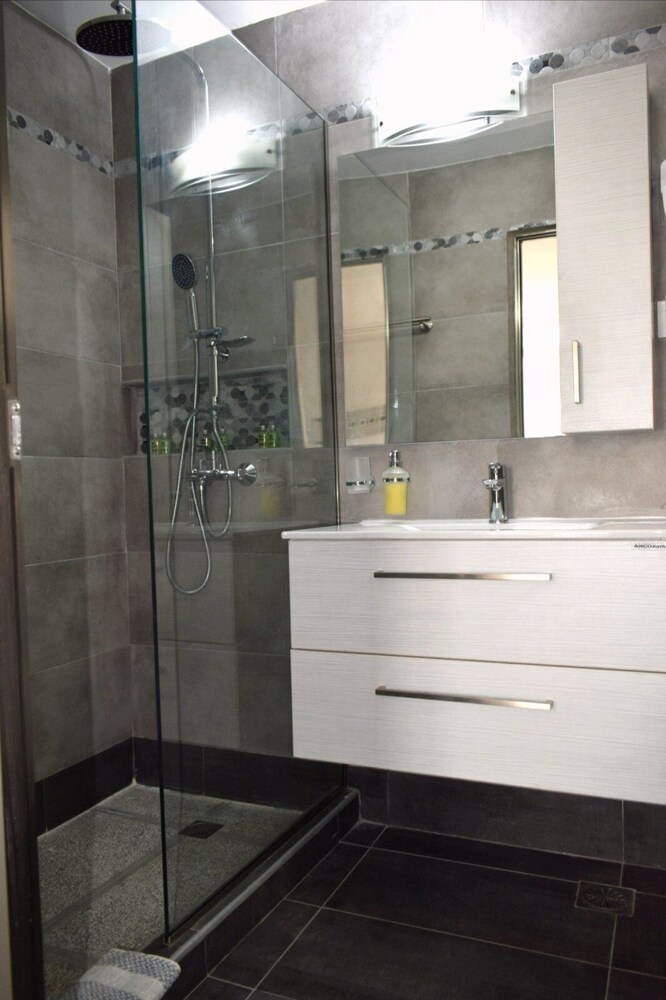 Virginia Studios & Apartments 46/49