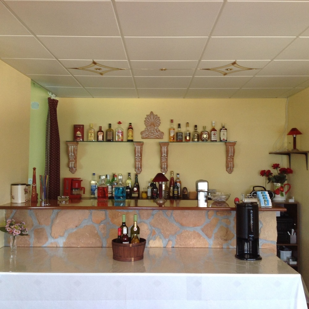 Travlos Studios 8/36