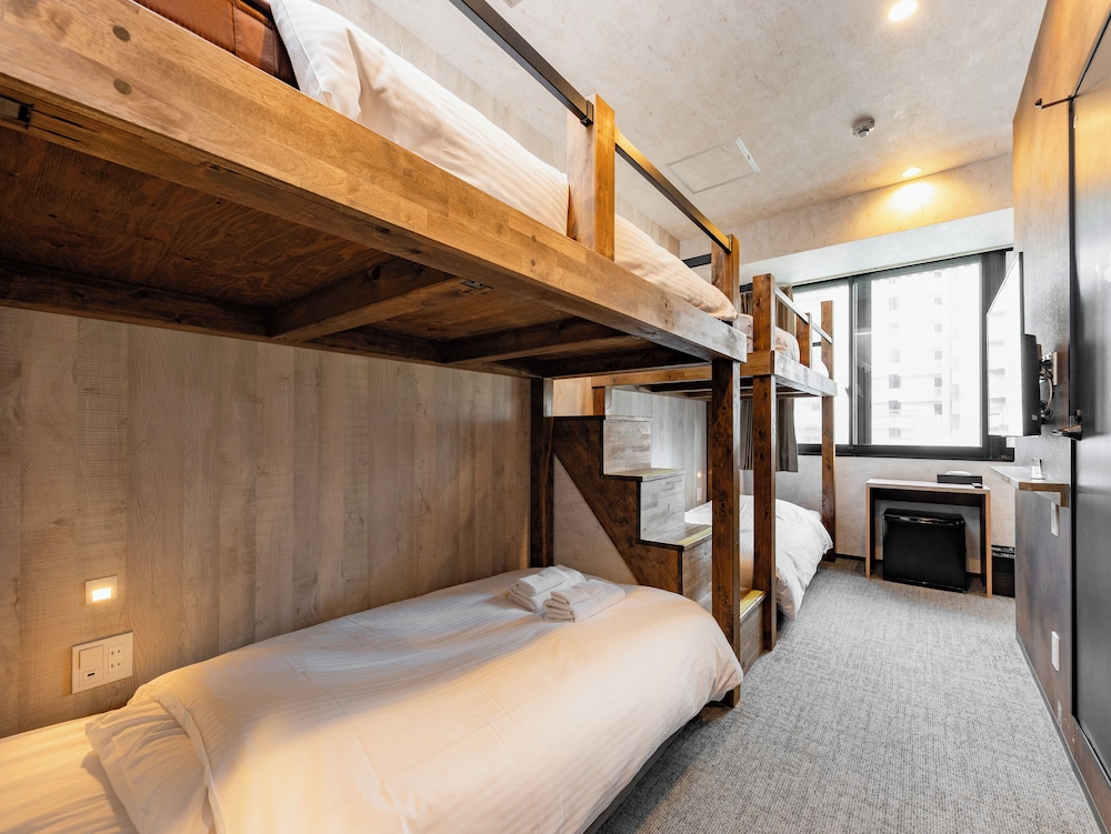 ROOM, QUADRUPLE