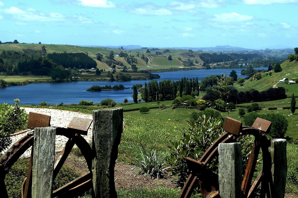LAKE KARAPIRO LODGE 40/50