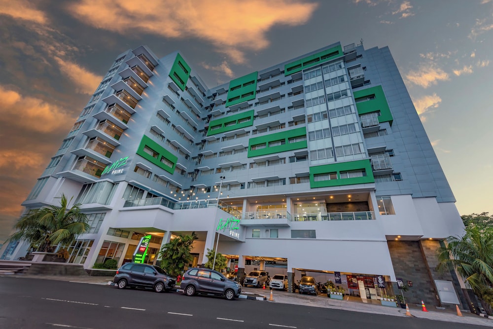 Whiz Prime Hotel Megamas Manado 2/42