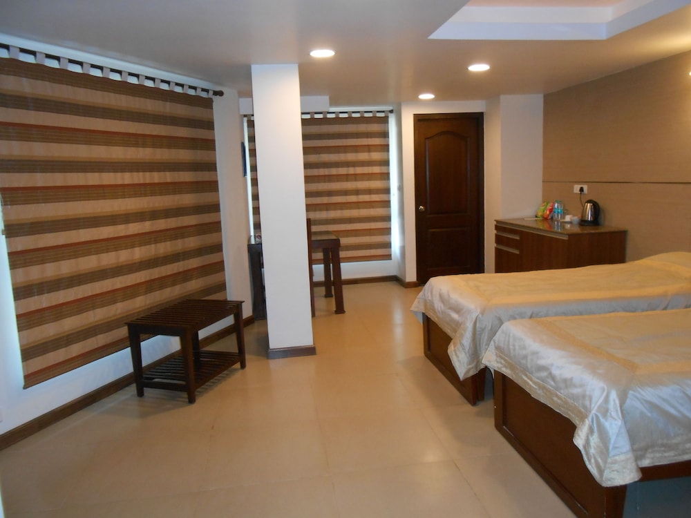 1 BEDROOM, BUSINESS, SUITE, BALCONY