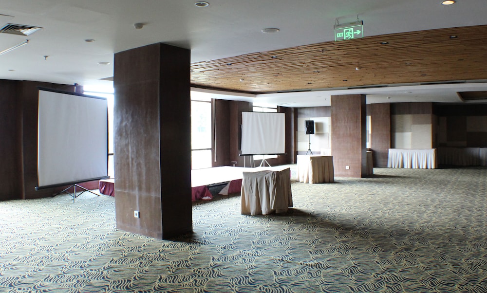 Hotel Santika Pandegiling 54/55