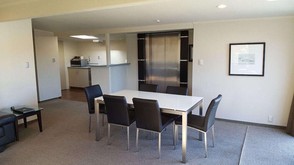 Carnmore Chateau Marlborough 43/45