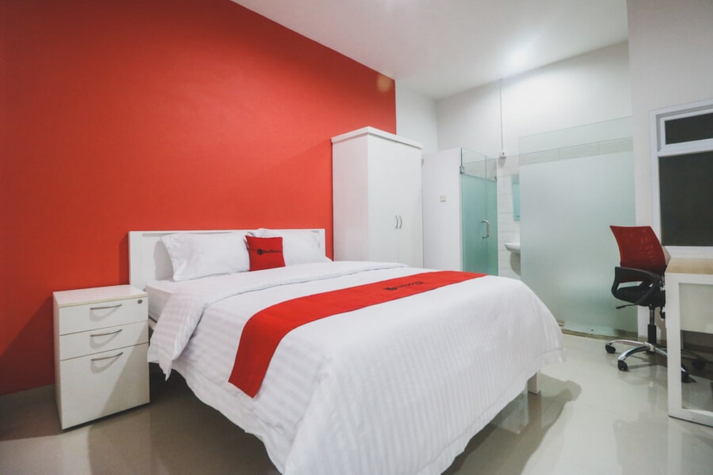 RedDoorz Plus near Living Plaza Jababeka 10/35