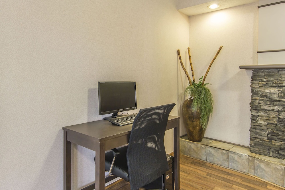 Econo Lodge Inn and Suites Lethbridge - Henderson Lake 25/29