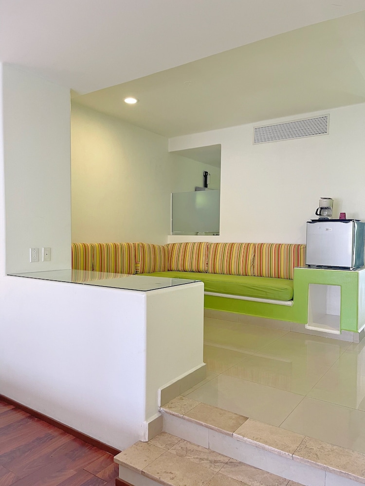 Seven Crown Express & Suites by Kavia 8/50
