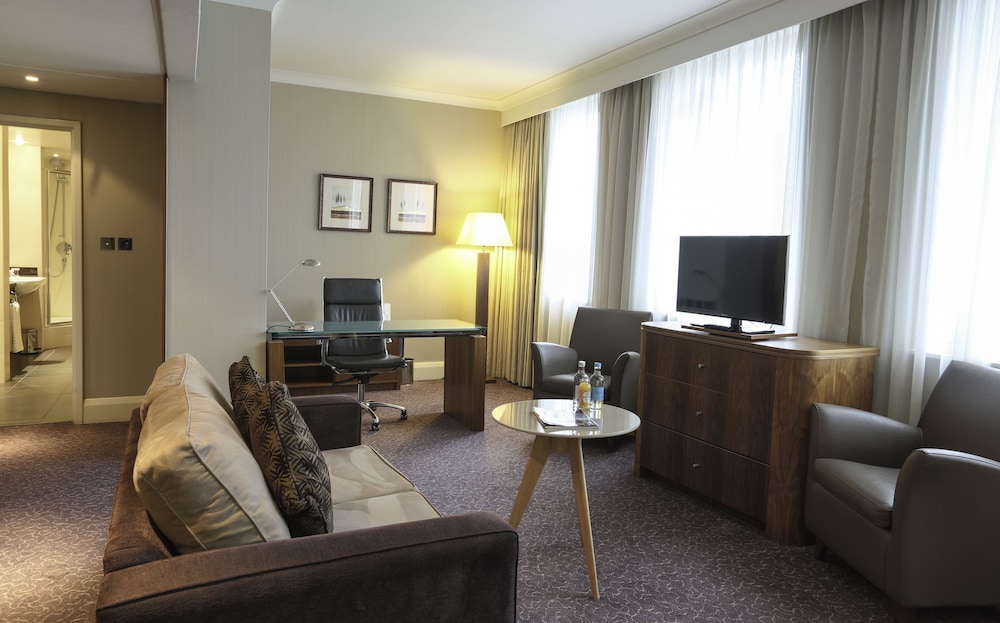 Crowne Plaza Ealing 45/76