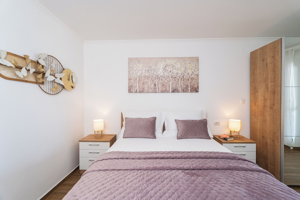 Apartments Lora 11/50