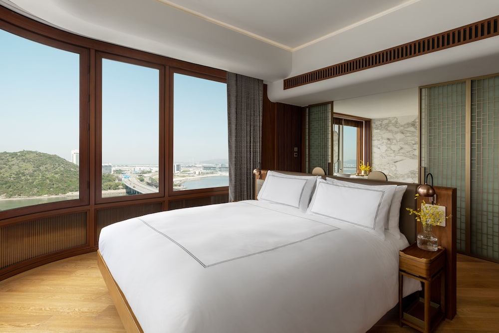 Sunset, Suite, King Bed, Lounge Access, Corner