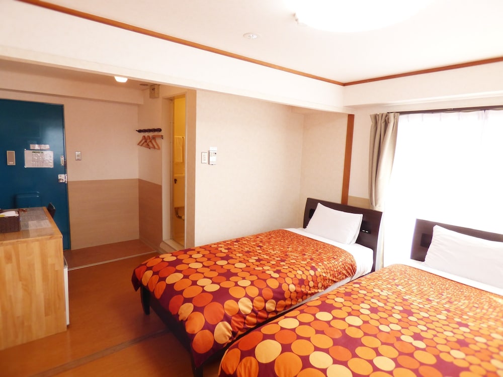 ROOM, TWIN BEDS