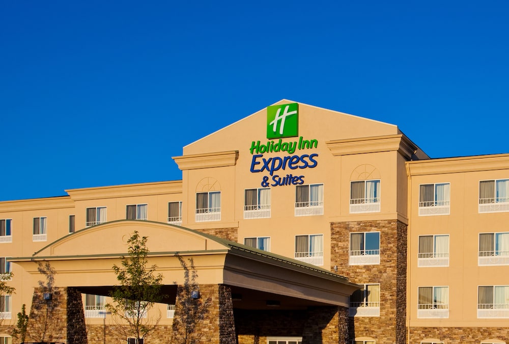 Holiday Inn Express & Suites Chicago North-Waukegan-Gurnee 2/50