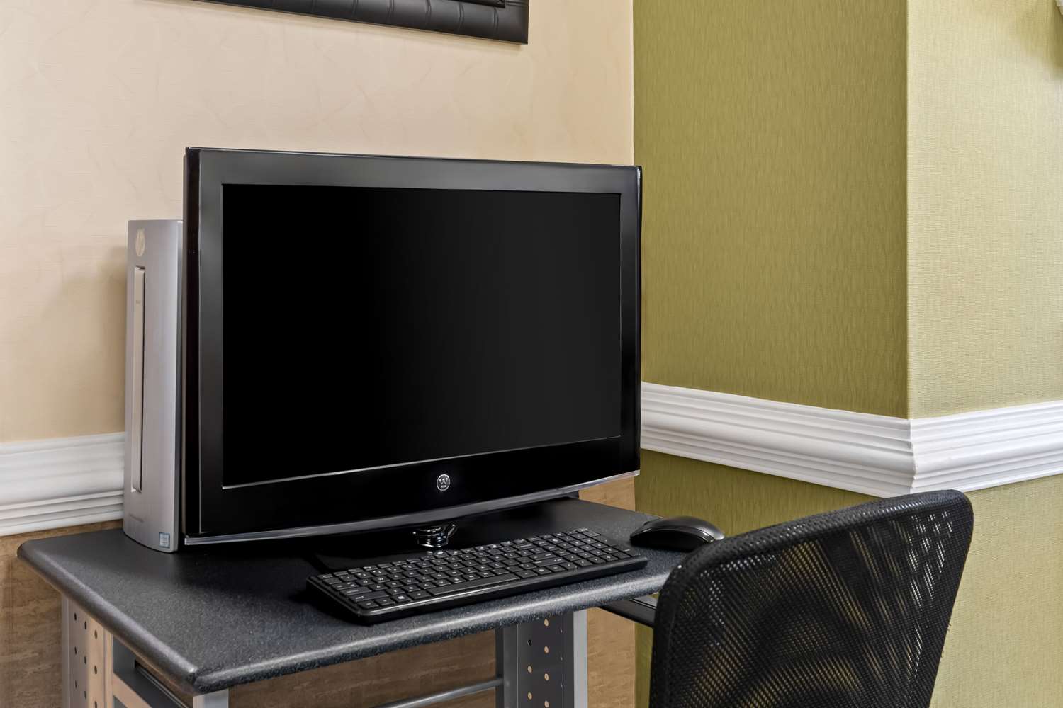 Quality Inn Fayetteville Near Historic Downtown Square 15/22