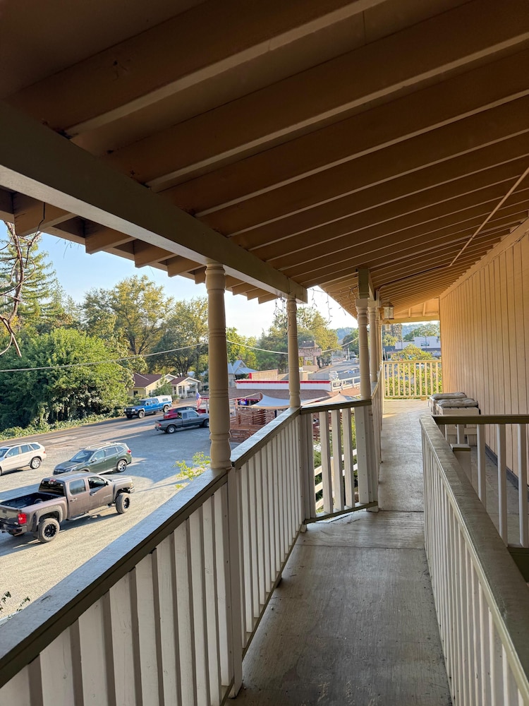 Columbia Inn Motel CA 49 28/47