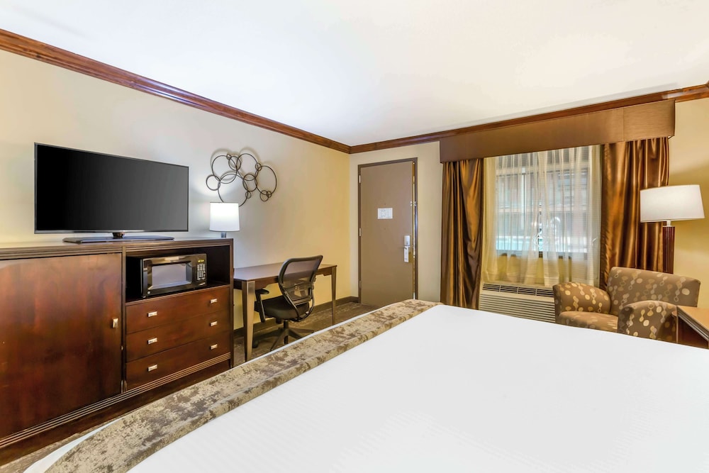 غرفة قياسية بسرير كينج يُسمح فيها بالحيوانات الأليفة لذوي الإعاقة، Best Western Plus Raton Hotel 2/5