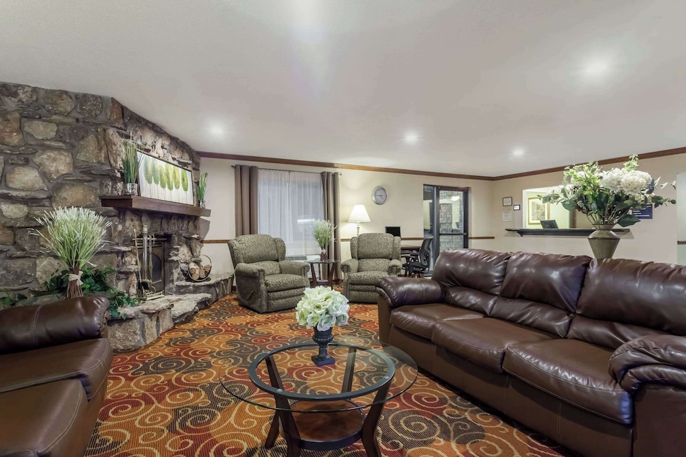 Days Inn & Suites by Wyndham Kaukauna WI 40/58