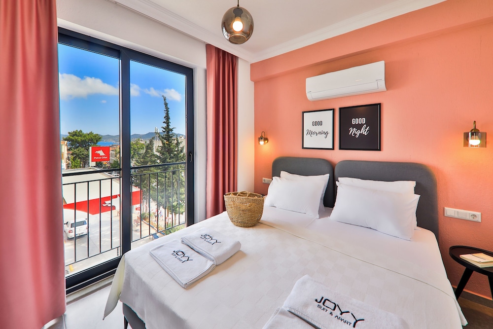 1 BEDROOM, CONDO, STANDARD, CITY VIEW