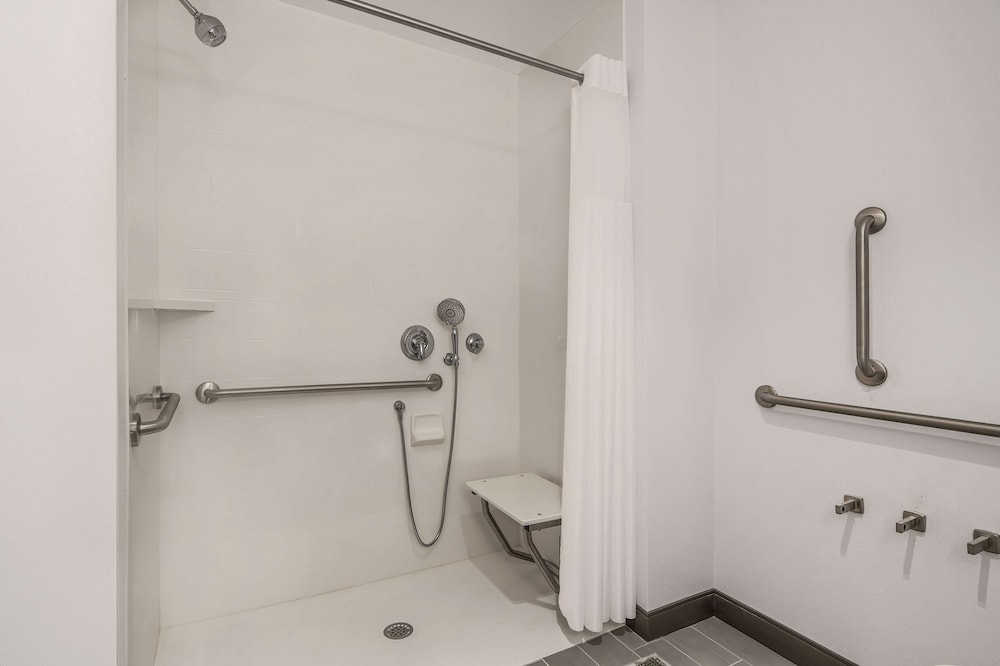 Hampton Inn Suites Raleigh Midtown Nc 15/32