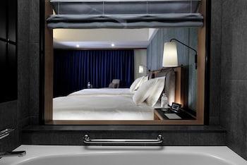 Premium, Single, 2 Double Beds, Executive Lounge Access