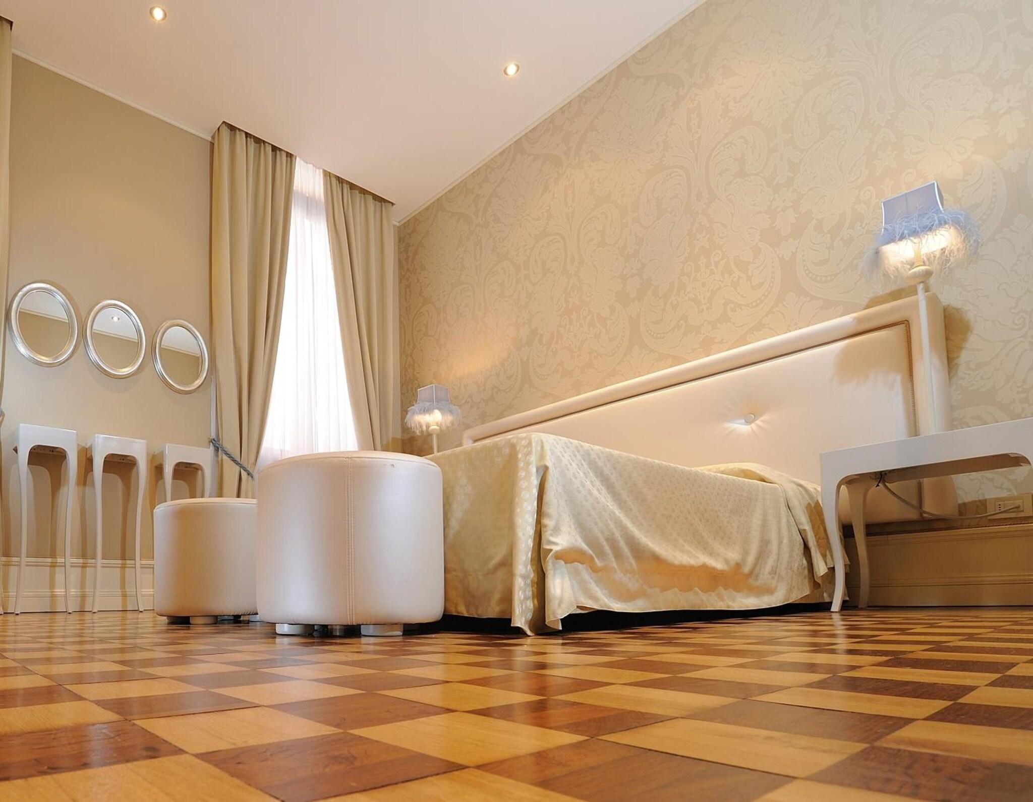 DELUXE, DOUBLE BED