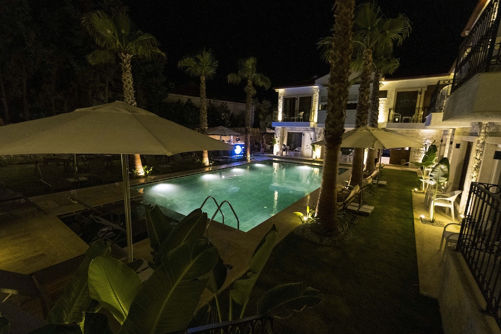 Icarus Hotel 34/46
