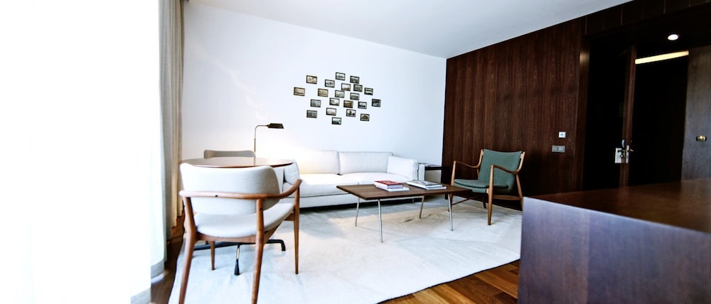 Square Nine Hotel Belgrade 46/81