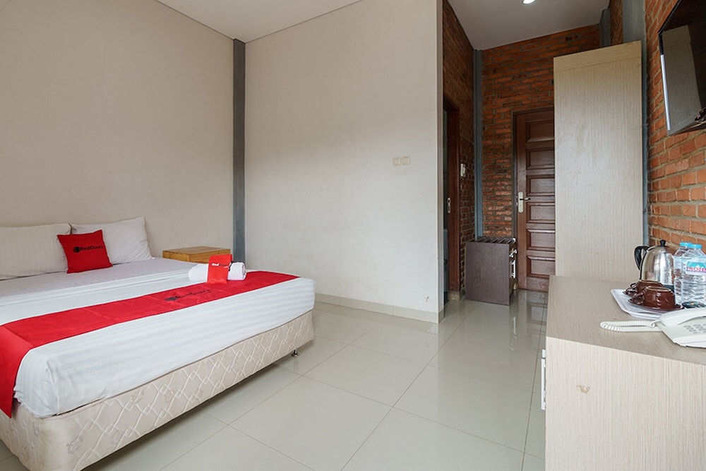 RedDoorz Plus @ Hotel Negeri Baru Lodaya Puncak 6/24
