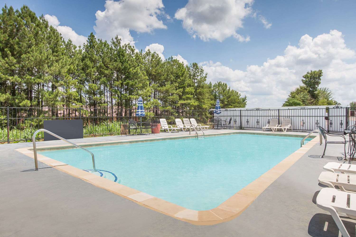 Days Inn & Suites by Wyndham Marshall 3/6