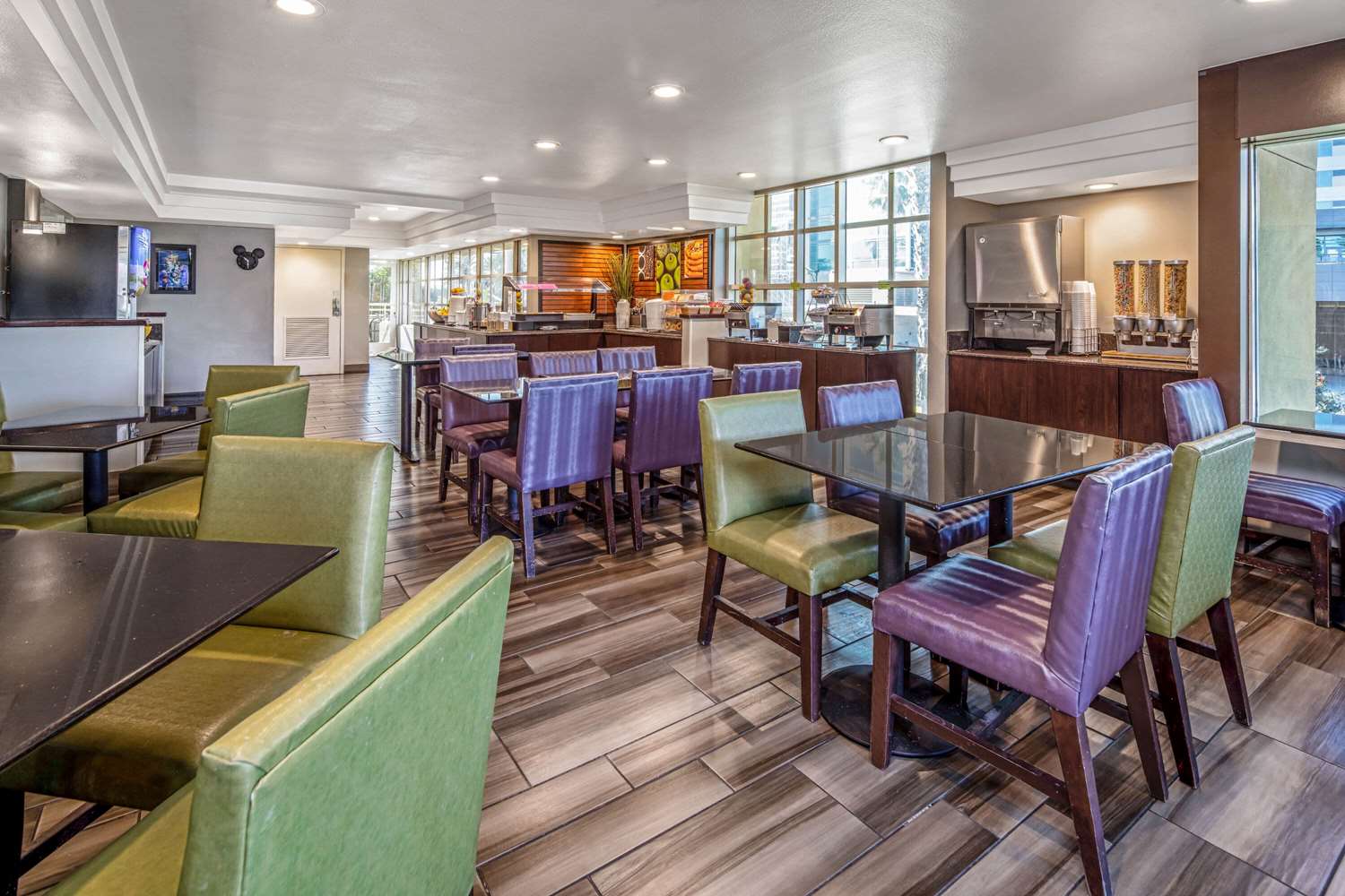 Holiday Inn Express & Suites Anaheim Convention Center Area 26/45