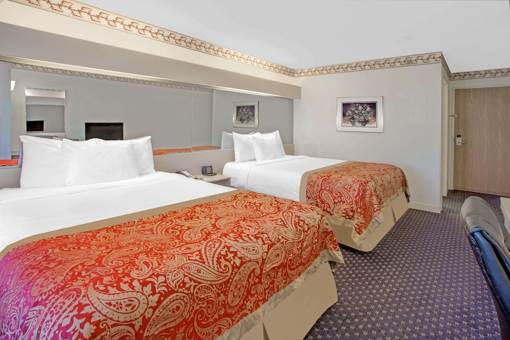 Microtel Inn & Suites by Wyndham Janesville 9/32