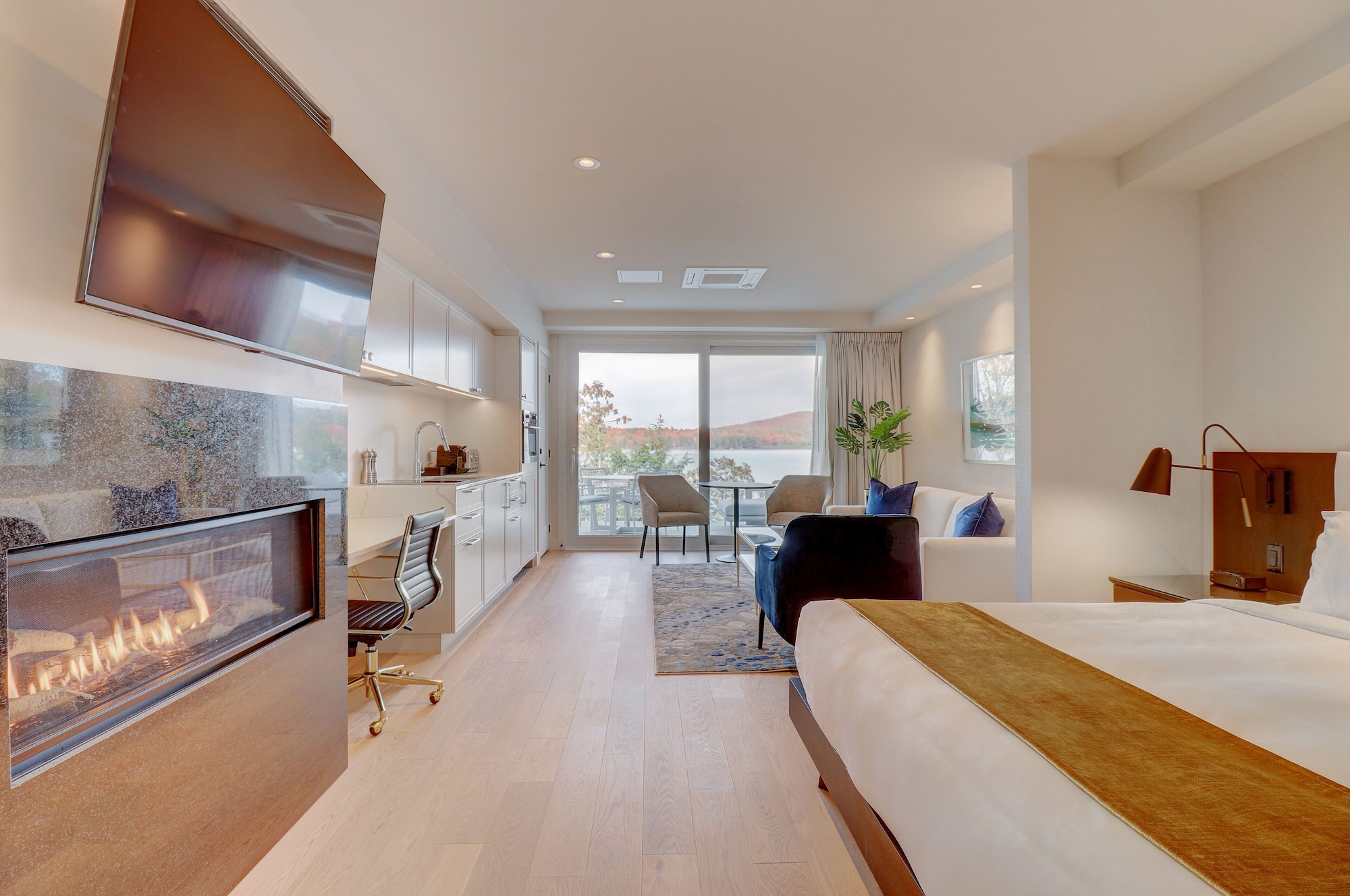 Condo, Prestige, Suite, King Bed, Lake View, Terrace