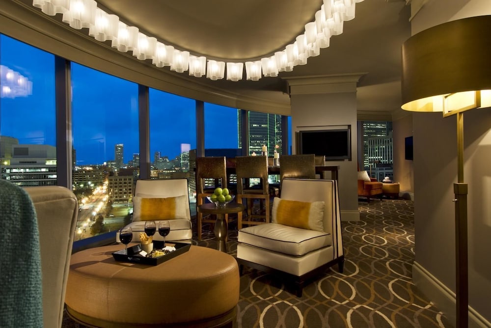 OMNI DALLAS HOTEL 62/92