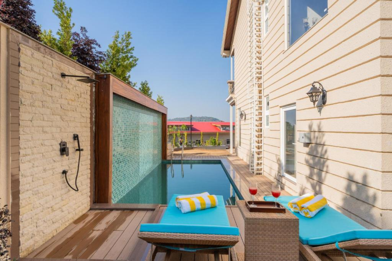 ELIVAAS prive The Royce Daisy Ultra Luxe 4 BHK Villa With Pvt Pool Jacuzzi 360 Hill Views 26/29