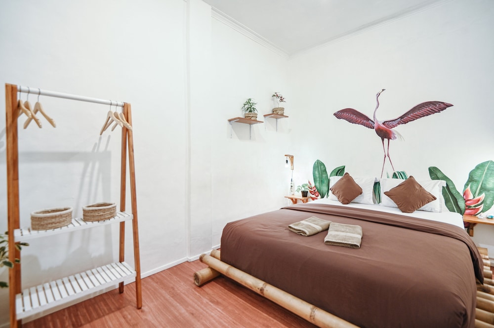 BASIC, QUEEN BED