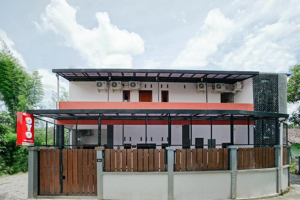OYO 3006 Falisha Homestay Syariah 1/21
