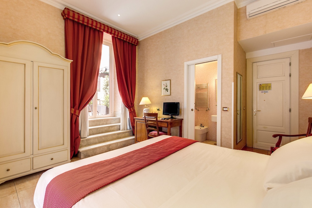 ROOM, DOUBLE OR TWIN BED
