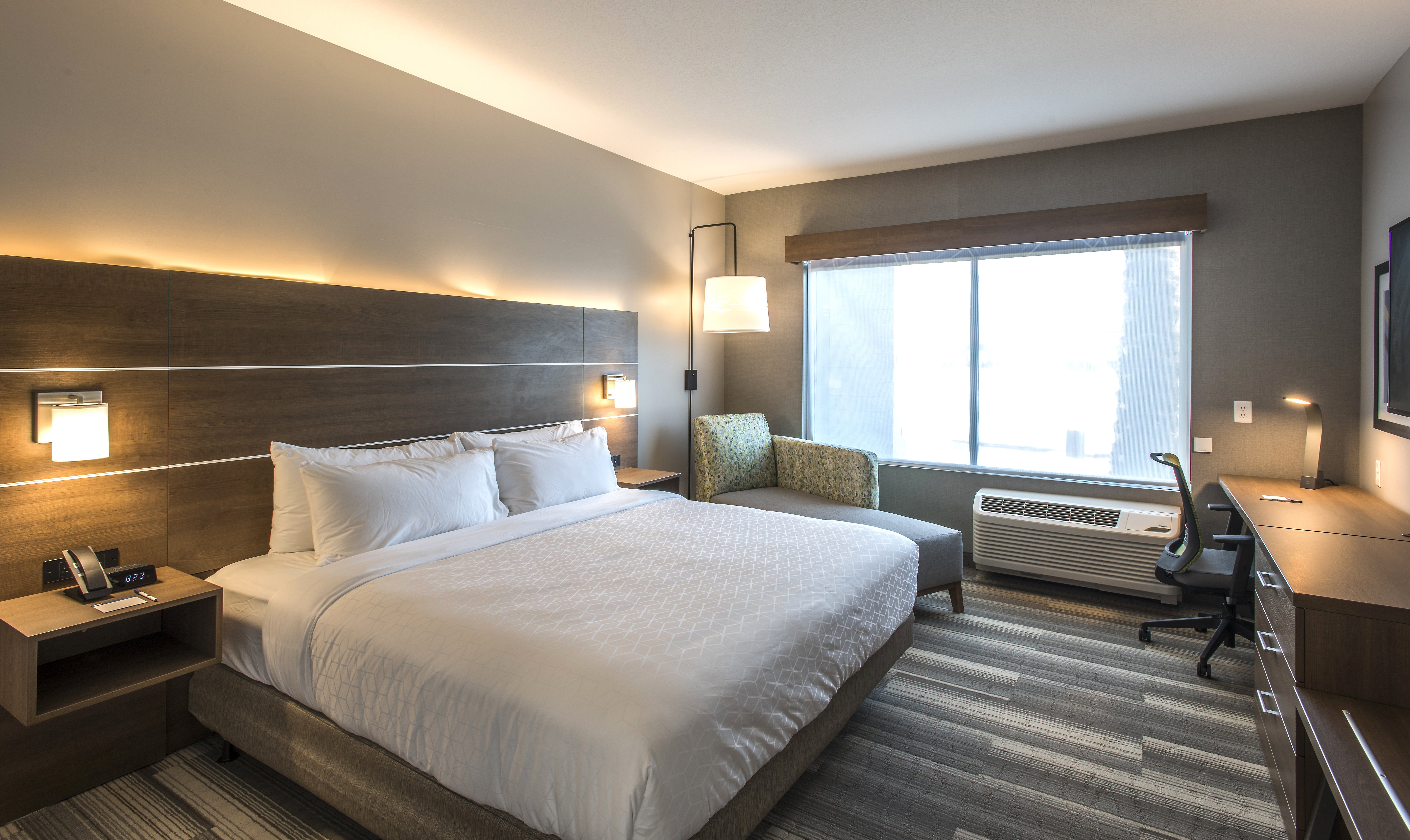 Holiday Inn Express and Suites Phoenix North Happy Valley an IHG Hotel 15/64