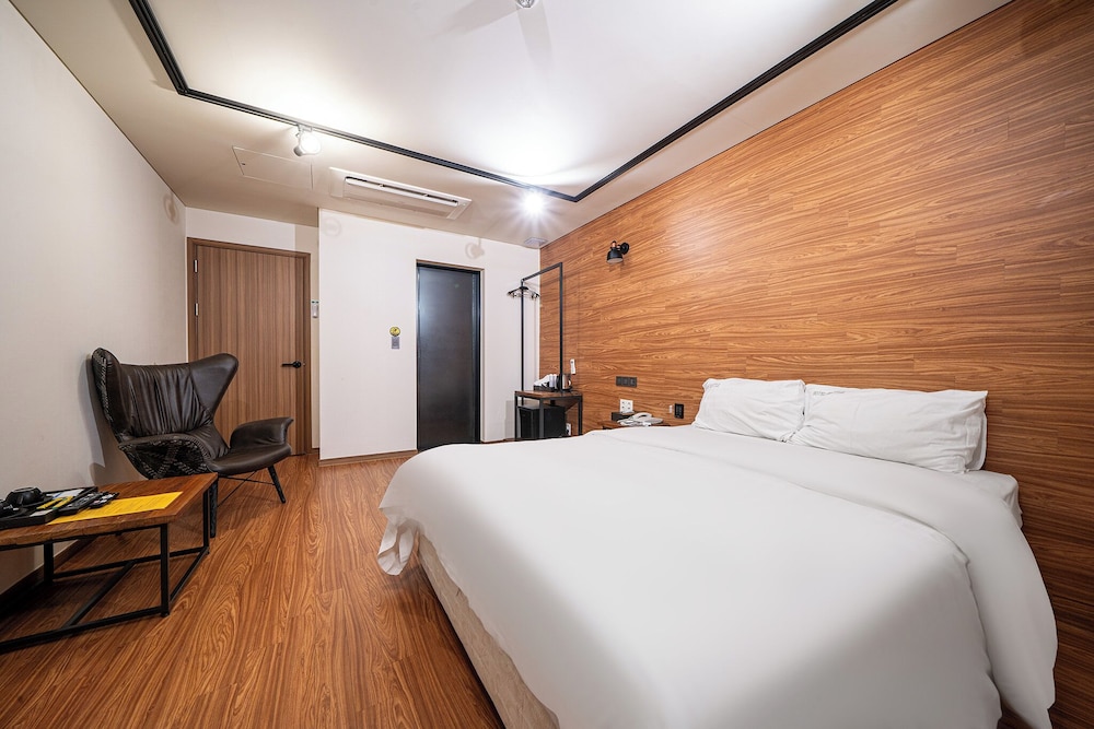 SUPERIOR, QUEEN BED