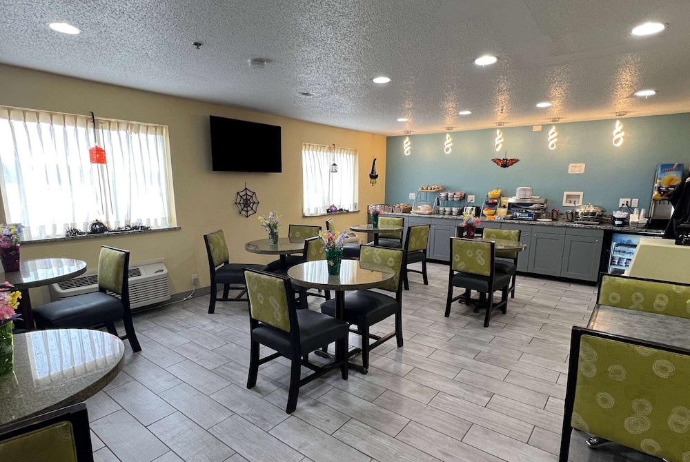 Days Inn by Wyndham Batavia Ohio 18/22