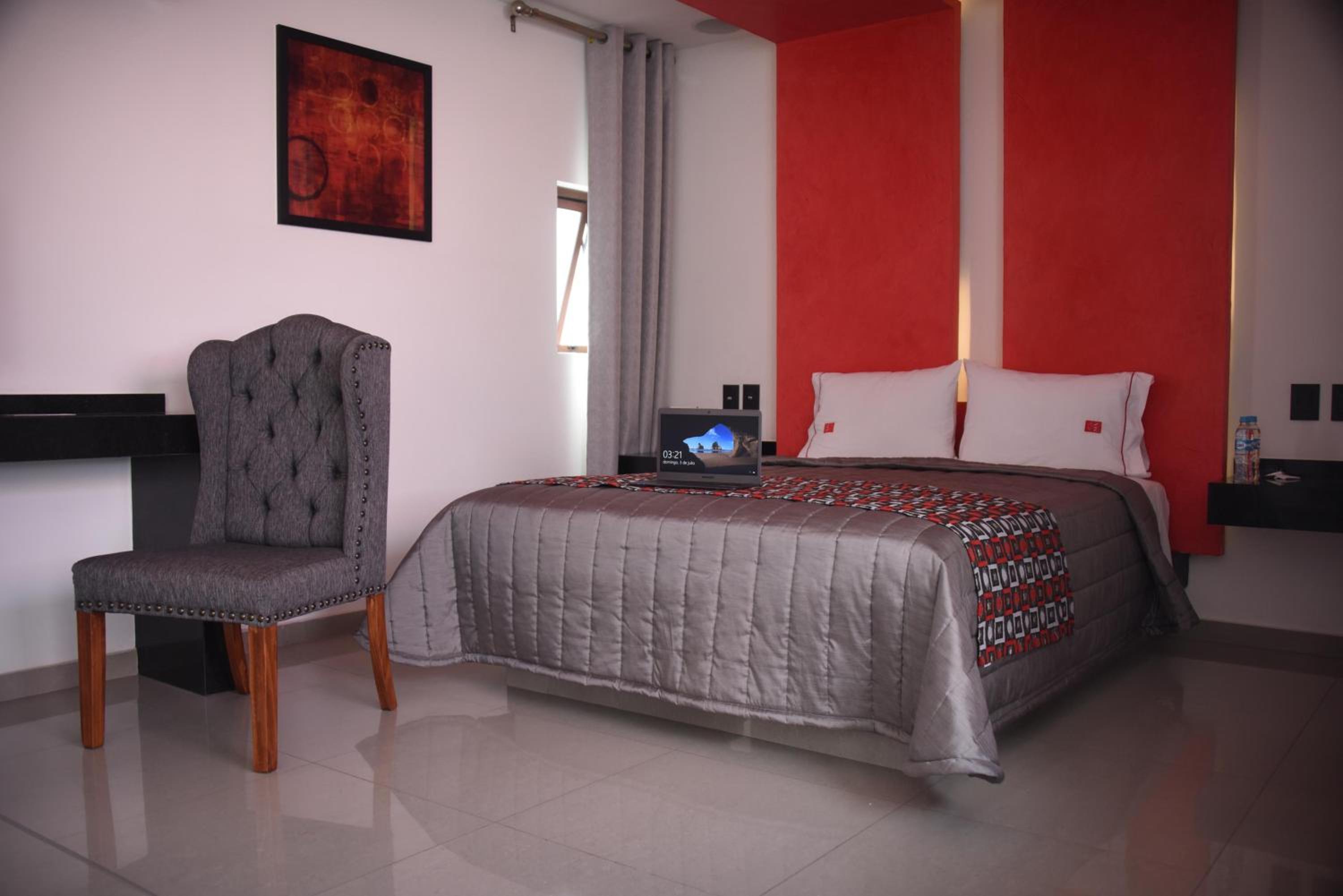 Suite, Hot Tub, Six Hotel 7/10