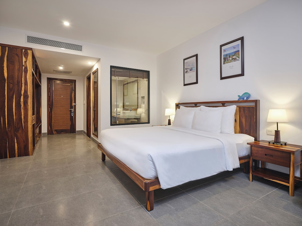 Senior, Deluxe, King Bed