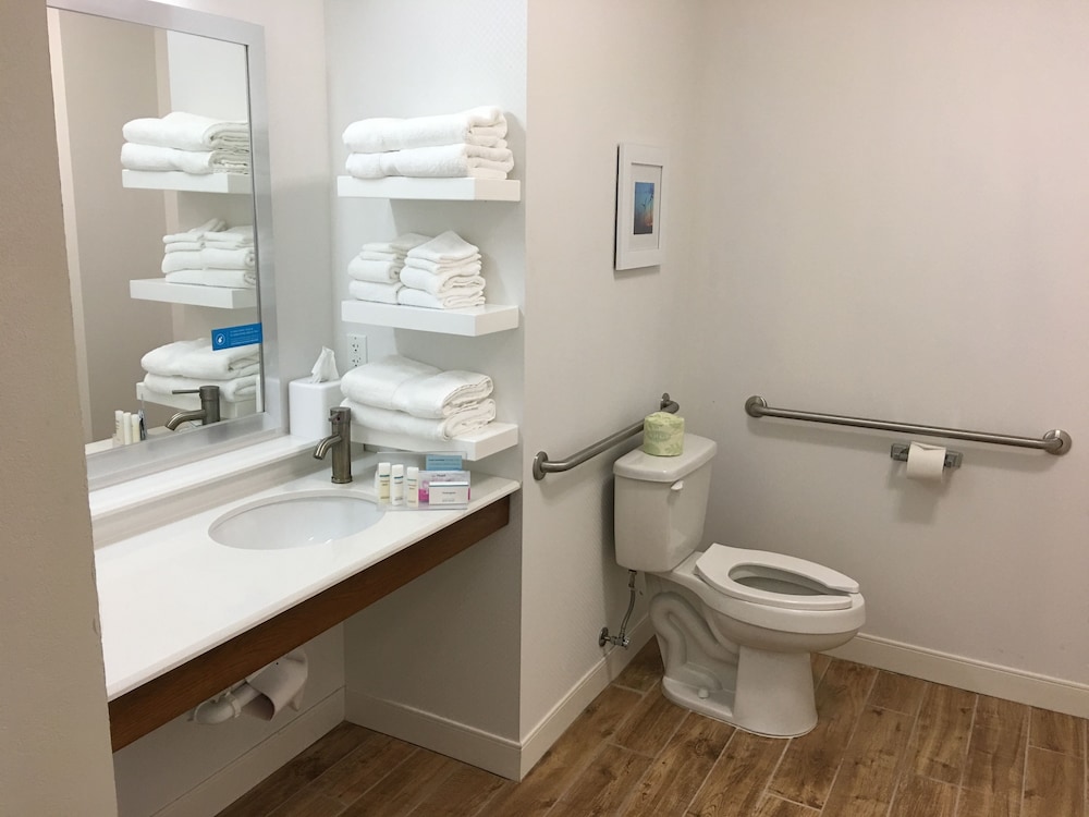Hampton Inn McPherson KS 28/56