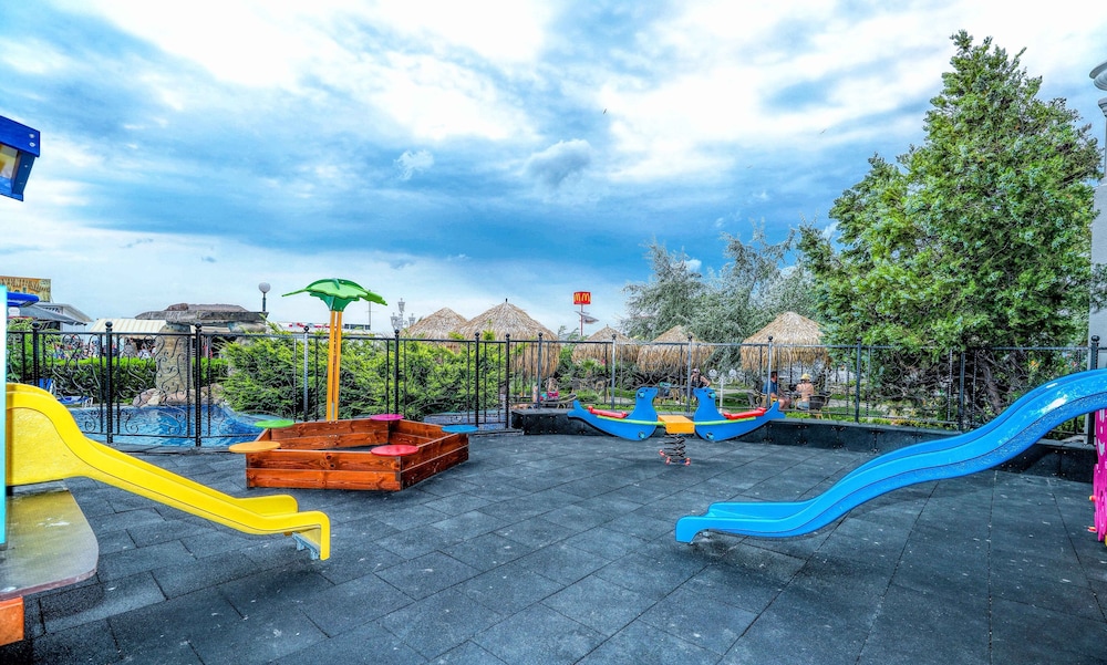 Chaika Beach Resort 40/50