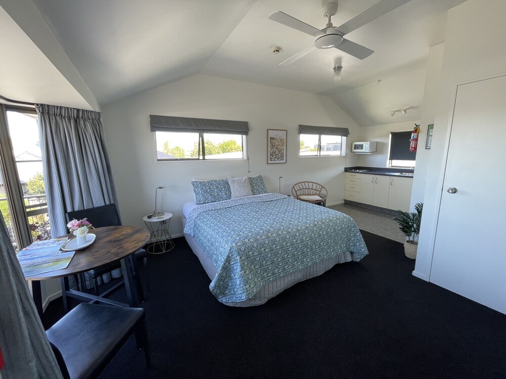 Colonial Motel 23/72