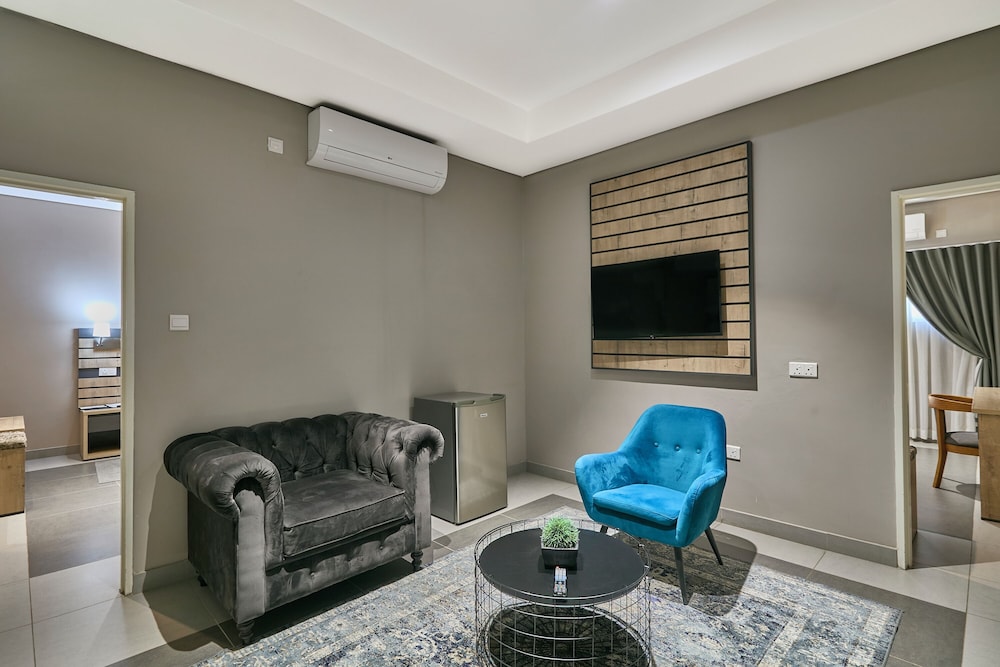 Kalahari Arms Hotel 38/69